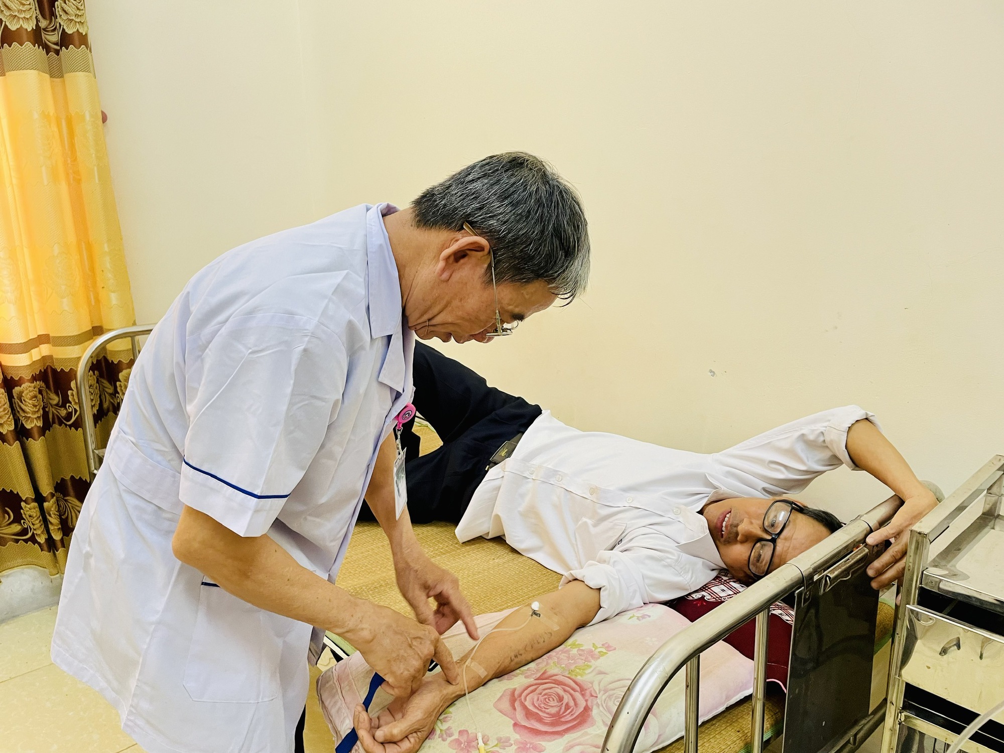 Khám chữa bệnh cho người dân tại Trạm Y tế xã Nam Thái, huyện Nam Đàn, tỉnh Nghệ An.