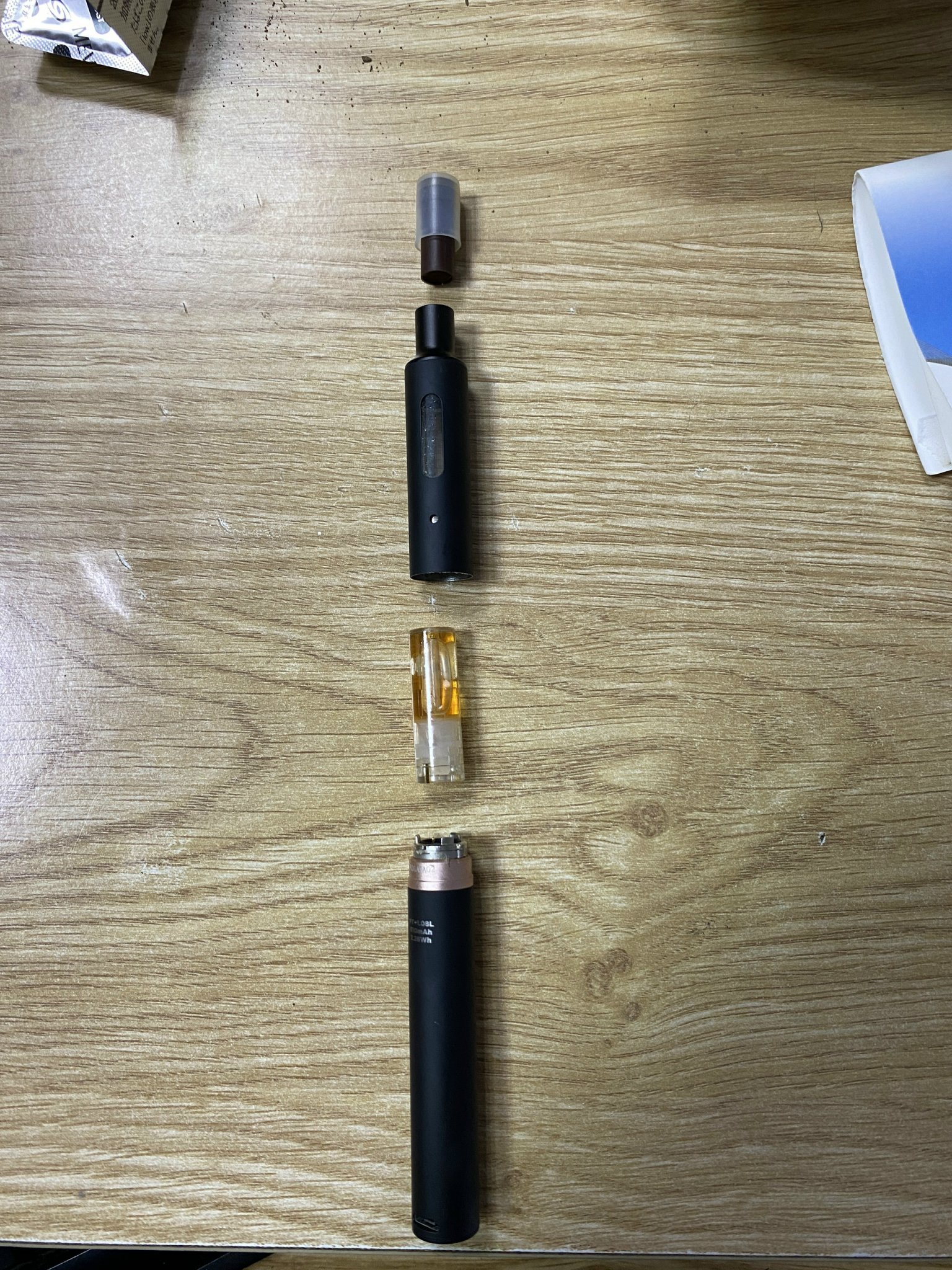 Hình ảnh của thuốc lá nung nóng gồm phần đầu là điếu thuốc (rất ngắn). Dung dịch là ống vàng ở giữa.