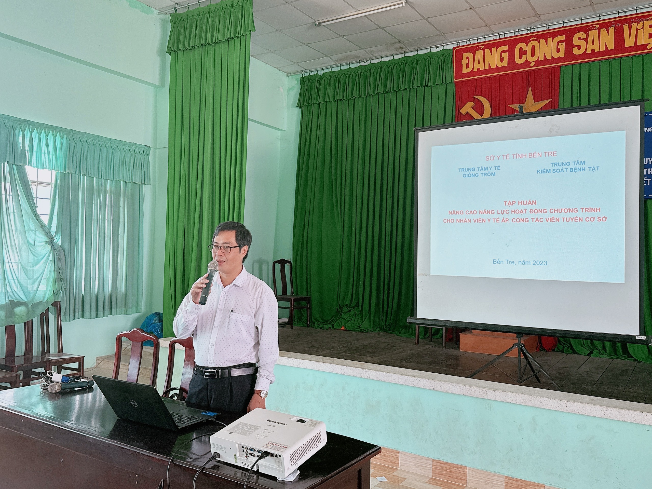 ThS. BS Lê Thái Dương – Trưởng Khoa Dinh dưỡng, Trung tâm Kiểm soát Bệnh tật tỉnh Bến Tre báo cáo tại lớp tập huấn.