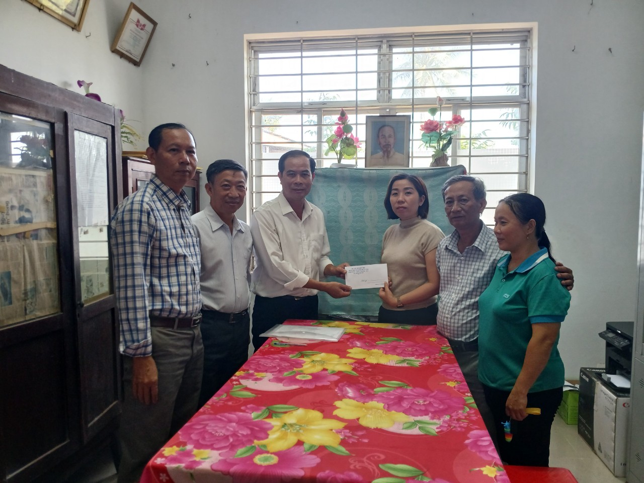 Chủ tịch CĐCS Trung tâm Y tế Mỏ Cày Nam thăm tặng quà Tết tại Trạm Y tế.