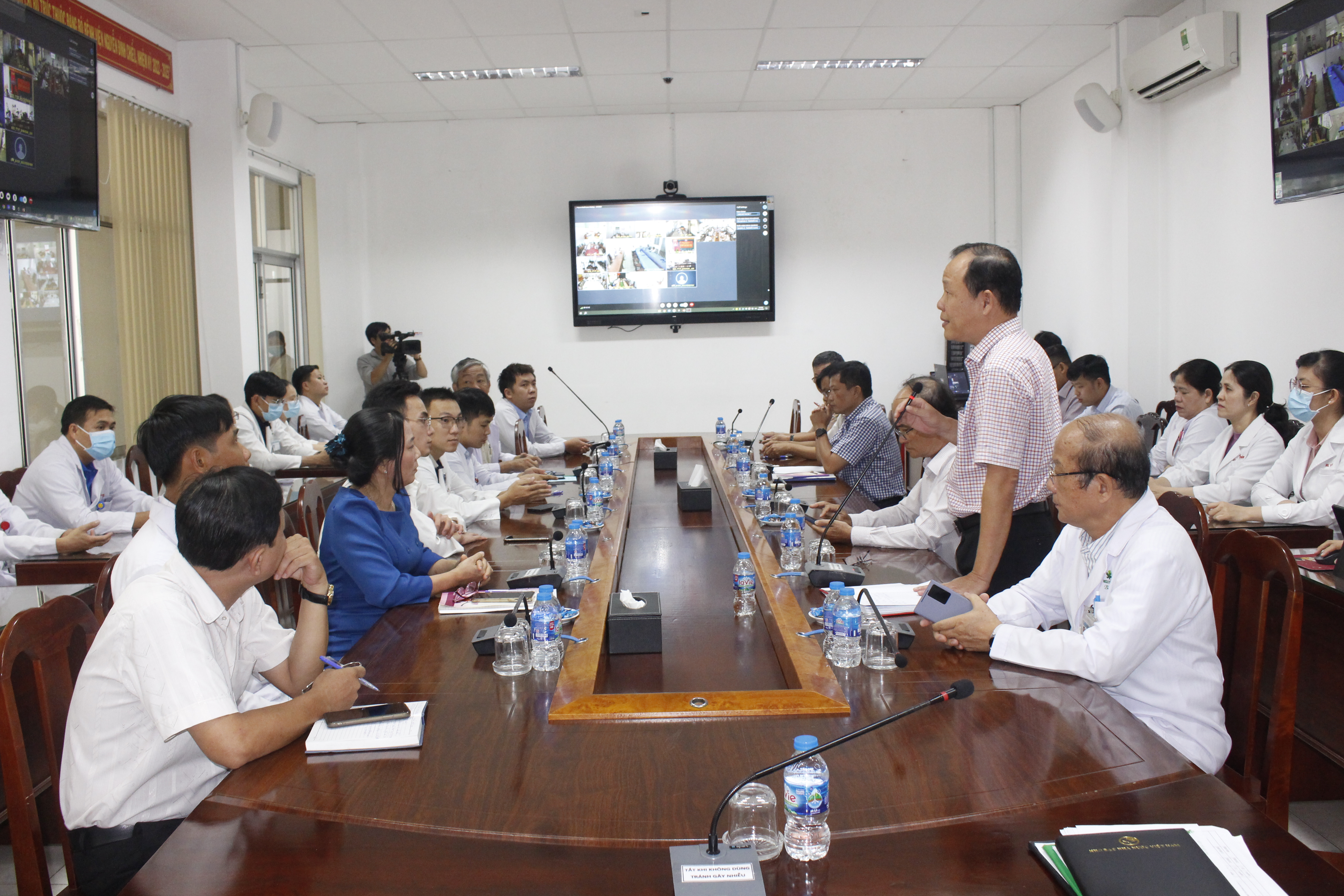 Buổi bình bệnh án được kết nối với 6 điểm cầu tại bệnh viện tuyến tỉnh, 10 điểm cầu ở trung tâm y tế huyện, thành phố và 9 trạm y tế