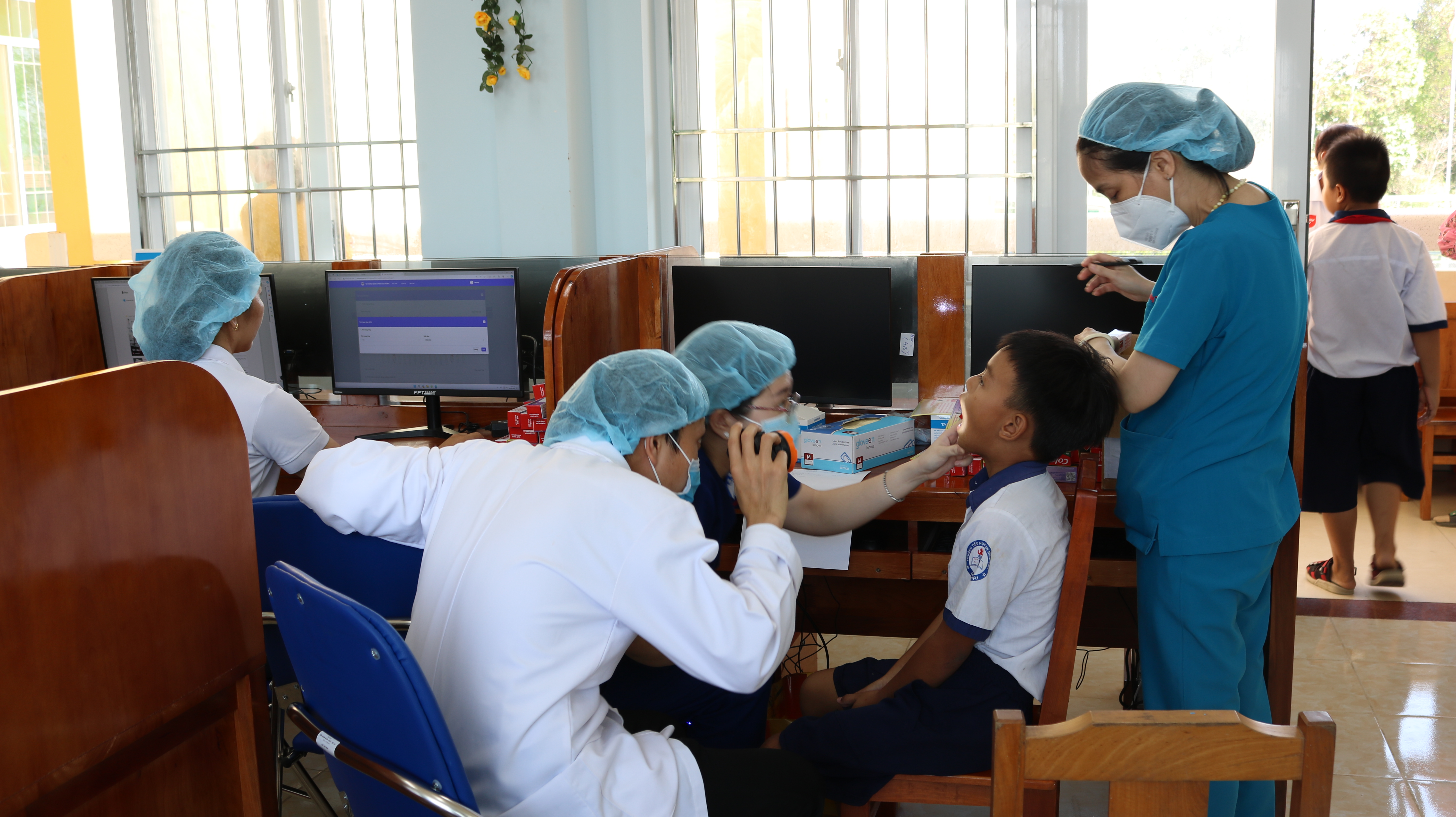 Khám ghi nhận tình trạng sức khỏe răng miệng, lập nha bạ theo dõi, tiến hành phòng ngừa sâu răng cho các em