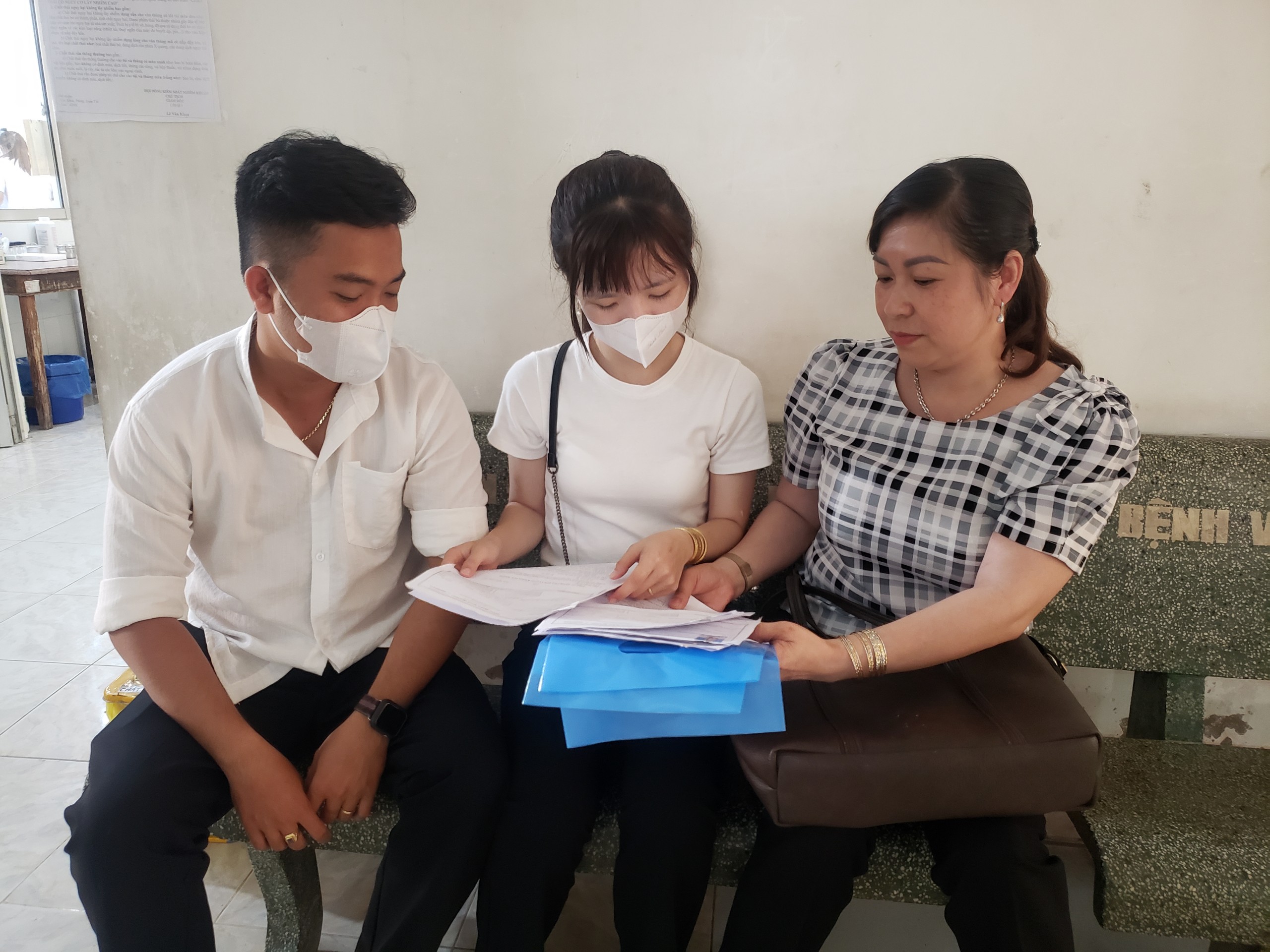 Chị Nguyễn Bùi Hiền Hòa tư vấn cho cặp vợ chồng chuẩn bị kết hôn.