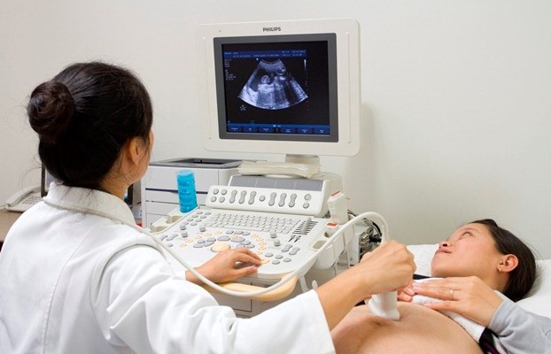Các sản phụ cần thực hiện siêu âm, xét nghiệm cần thiết theo chỉ định của bác sĩ trong quá trình mang thai (Ảnh minh họa)