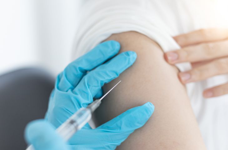 Tiêm vaccine cúm mùa phòng bệnh.