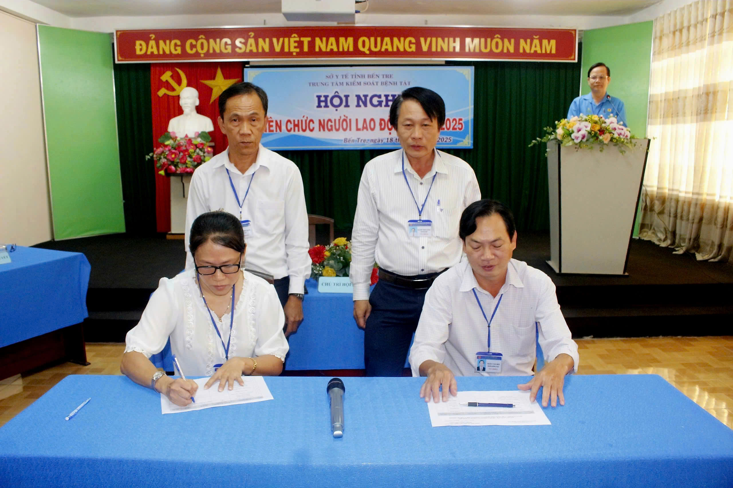 Các khoa, phòng ký kết, phát động thi đua năm 2025 có sự chứng kiến của Giám đốc CDC và Chủ tịch CĐCS CDC