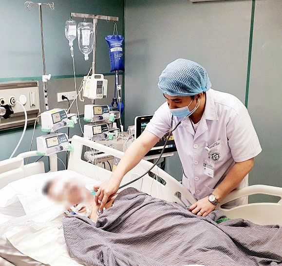 Bệnh nhân sởi biến chứng phải thở máy, lọc máu tại Viện Y học Nhiệt đới - Bệnh viện Bạch Mai.