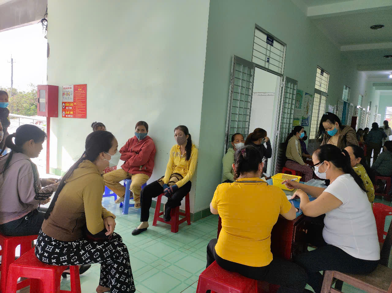 Các chị em đăng ký khám sáng lọc tại trạm y tế.