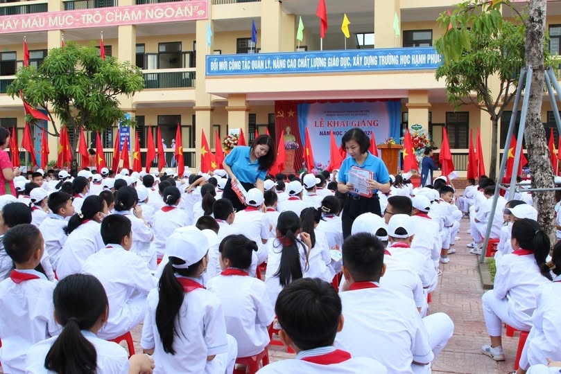 Tuyên truyền về BHYT tới học sinh, sinh viên.