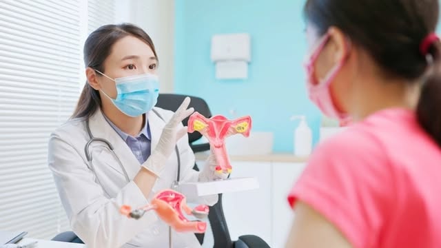 Phụ nữ cần đi khám bác sĩ chuyên khoa ngay khi có dấu hiệu nghi ngờ ung thư buồng trứng.