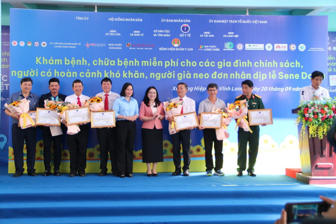 Đồng chí Hồ Thị Hoàng Yến, Phó Bí thư Thường trực Tỉnh ủy Vĩnh Long; Thiếu tướng Nguyễn Minh Triều, Phó Tư lệnh Quân khu 9 trao quà Sen Đôn – ta cho bà con xã Long Hiệp, tỉnh Vĩnh Long