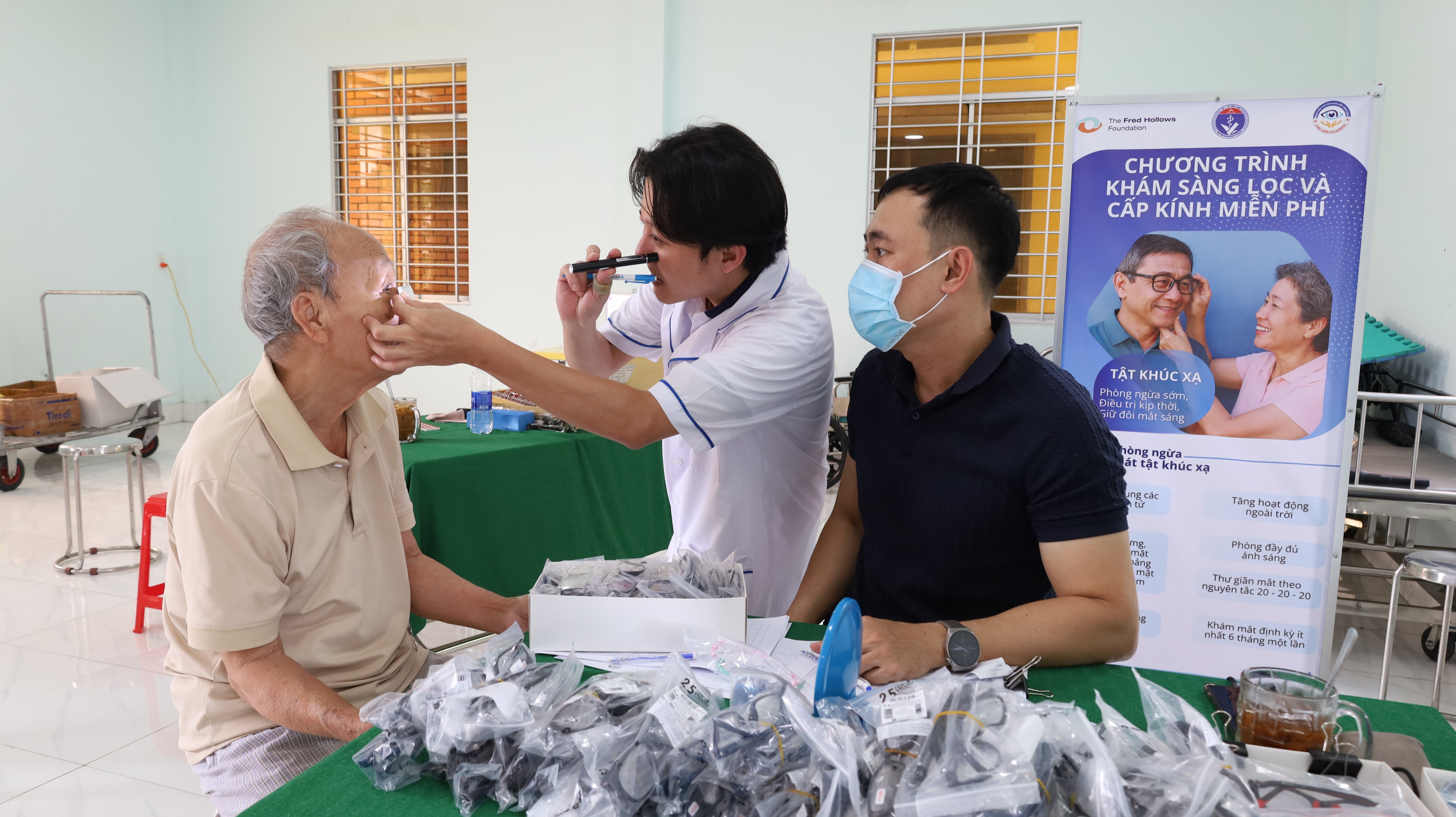 Công tác chuyên môn được Bệnh viện Chuyên khoa Mắt Vĩnh Long trực tiếp đảm trách với đội ngũ gồm một bác sĩ chuyên khoa mắt, một kỹ thuật viên khúc xạ và nhân viên hỗ trợ.