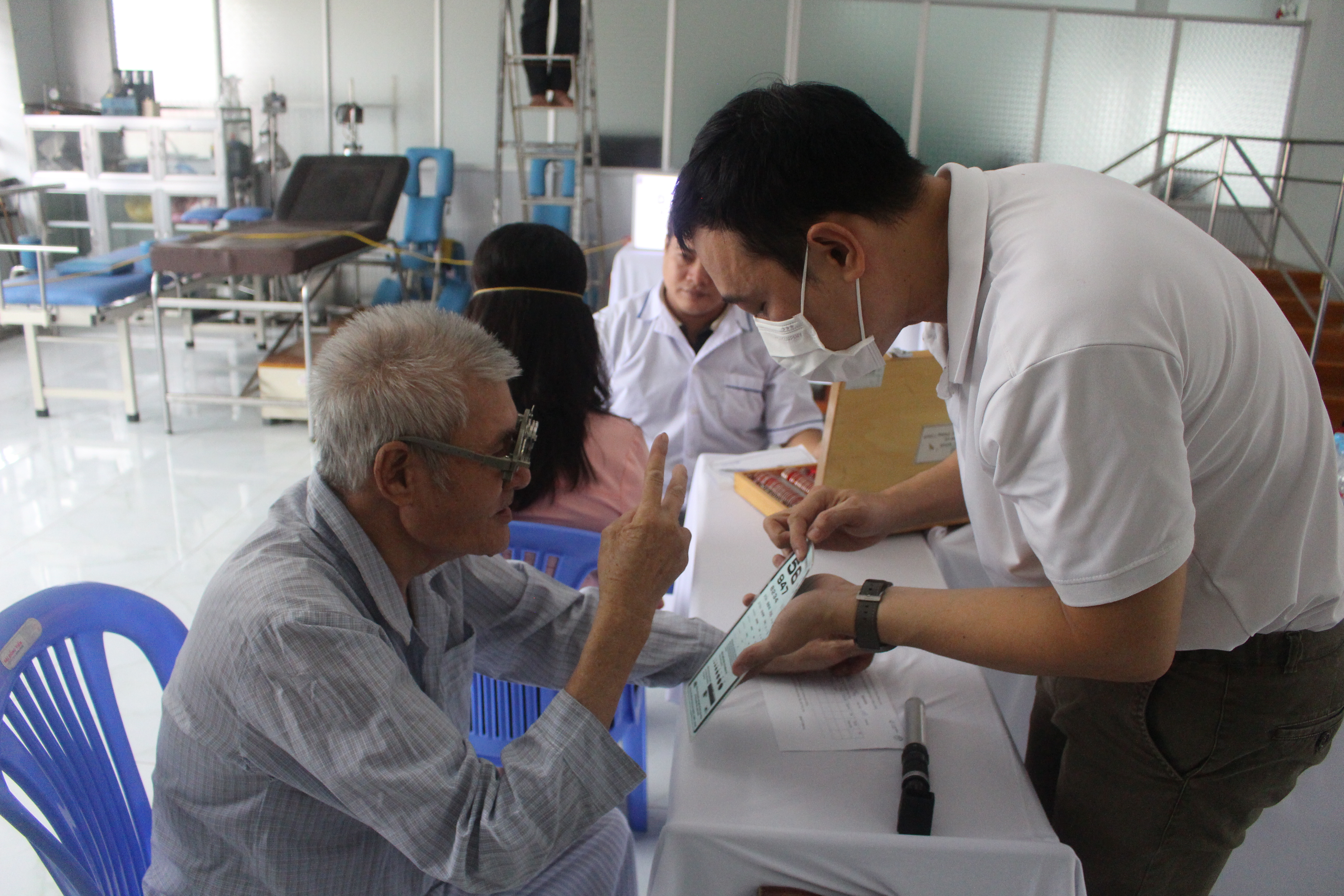 Người cao tuổi được đo thị lực trong buổi khám sàng lọc mắt do Bệnh viện Chuyên khoa Mắt Vĩnh Long
