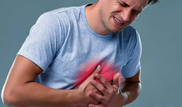 Đau ngực là triệu chứng điển hình, thường gặp ở người trẻ khi có vấn đề về tim mạch.