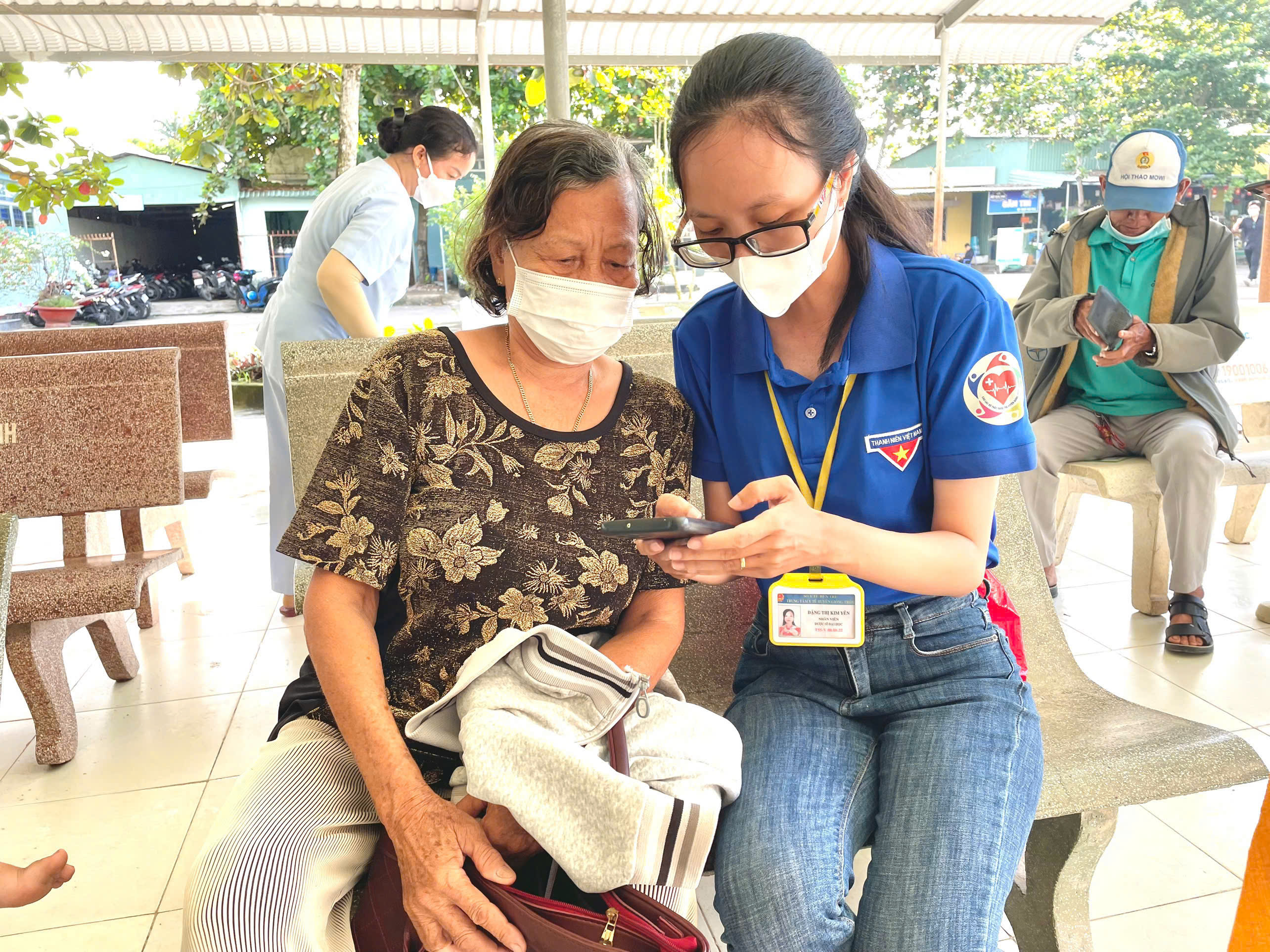 Đoàn viên thanh niên trực tiếp hỗ trợ người dân cài đặt ứng dụng, kích hoạt tài khoản.