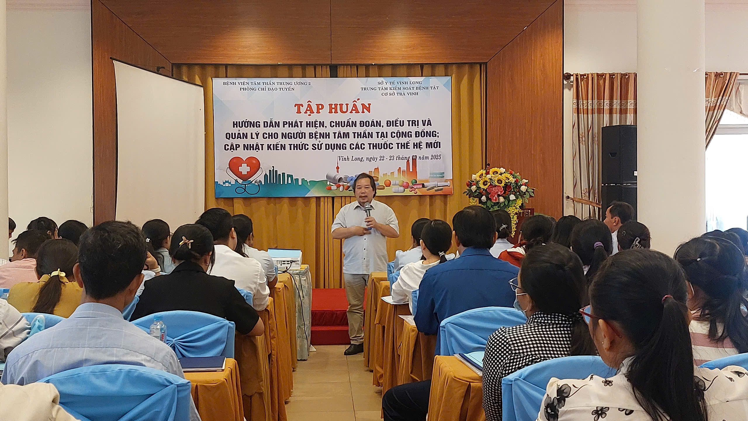 ThS.BS Nguyễn Thế Vinh – Trưởng Phòng Chỉ đạo tuyến, Bệnh viện Tâm thần Trung ương 2 giảng dạy tại lớp tập huấn