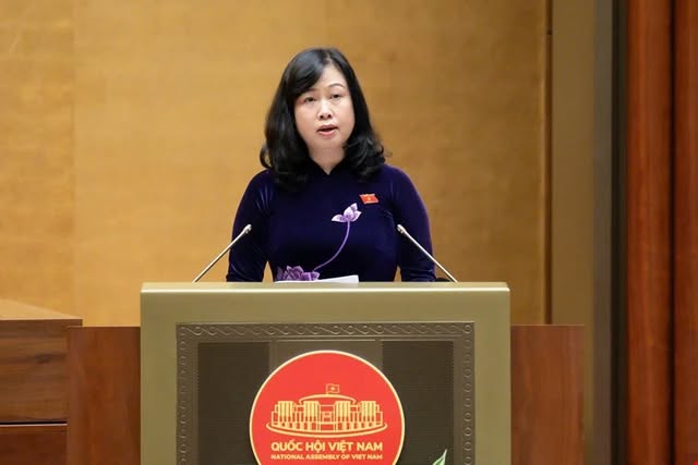 Thừa ủy quyền Thủ tướng Chính phủ, Bộ trưởng Bộ Y tế Đào Hồng Lan trình bày Tờ trình dự án Luật Phòng bệnh.